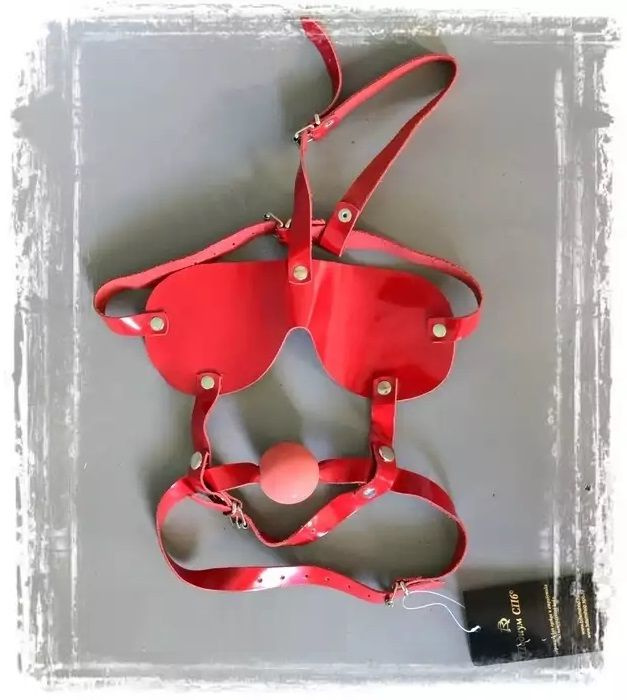 Красная лакированная маска-сбруя с кляпом-шаром купить в секс шопе
