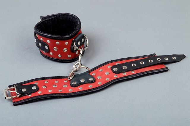 Фигурные красно-чёрные наручники с клёпками купить в секс шопе