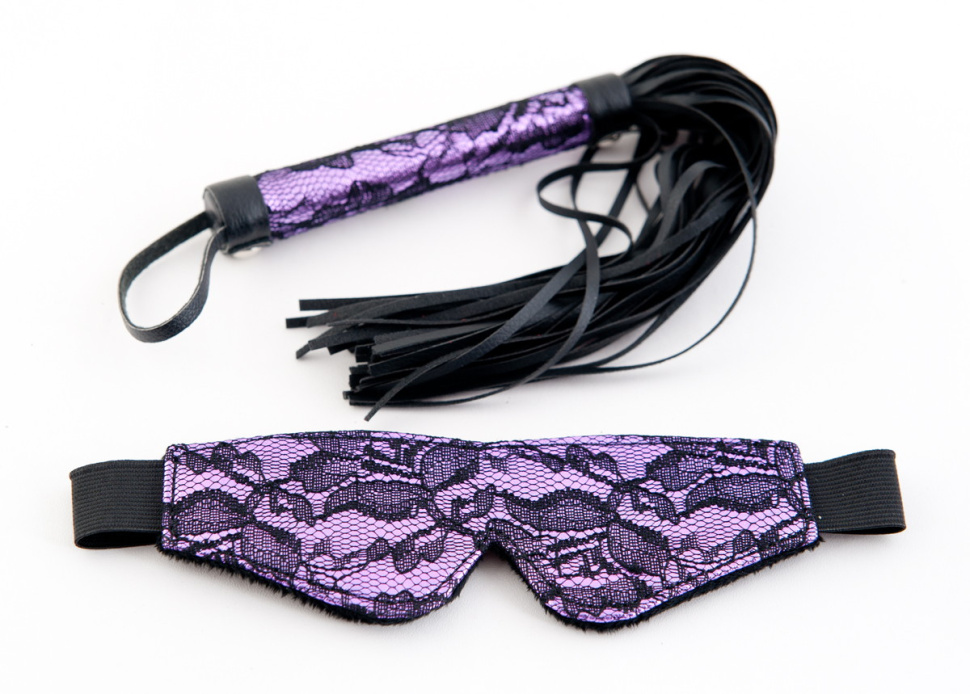 Кружевной набор пурпурного цвета: маска и флоггер купить в секс шопе