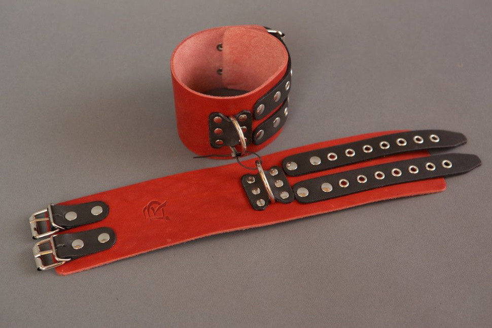 Широкие красно-черные наручники без подкладки купить в секс шопе