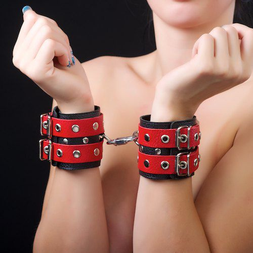Красно-чёрные наручники из кожи купить в секс шопе