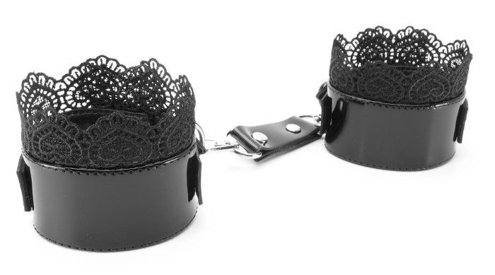 Изысканные чёрные наручники с кружевом купить в секс шопе