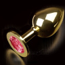Большая золотая анальная пробка с закругленным кончиком и рубиновым кристаллом - 9 см. купить в секс шопе
