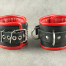 Чёрные обернутые наручники с 3 сварными D-кольцами и красным подкладом купить в секс шопе