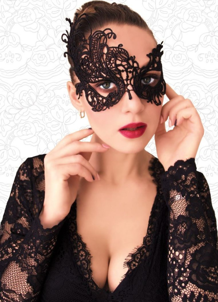 Ажурная асимметричная маска чёрного цвета купить в секс шопе