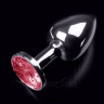 Маленькая серебристая анальная пробка с круглым кончиком и рубиновым кристаллом - 7 см. купить в секс шопе
