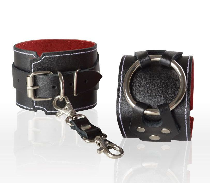 Чёрные кожаные наручники-напульсники с красной изнанкой купить в секс шопе