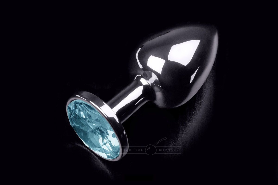 Маленькая серебристая анальная пробка с круглым кончиком и голубым кристаллом - 7 см. купить в секс шопе