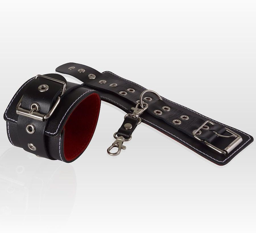 Чёрные кожаные наручники с контрастной строчкой и красной изнанкой купить в секс шопе