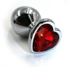 Серебристая алюминиевая анальная пробка с красным кристаллом-сердцем - 6 см. купить в секс шопе