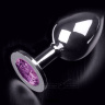 Большая серебристая анальная пробка с круглым кончиком и ярким фиолетовым кристаллом - 9 см. купить в секс шопе