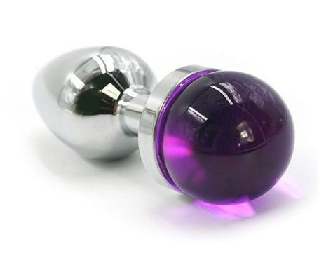 Серебристая анальная пробка с фиолетовой сферой в основании - 6 см. купить в секс шопе