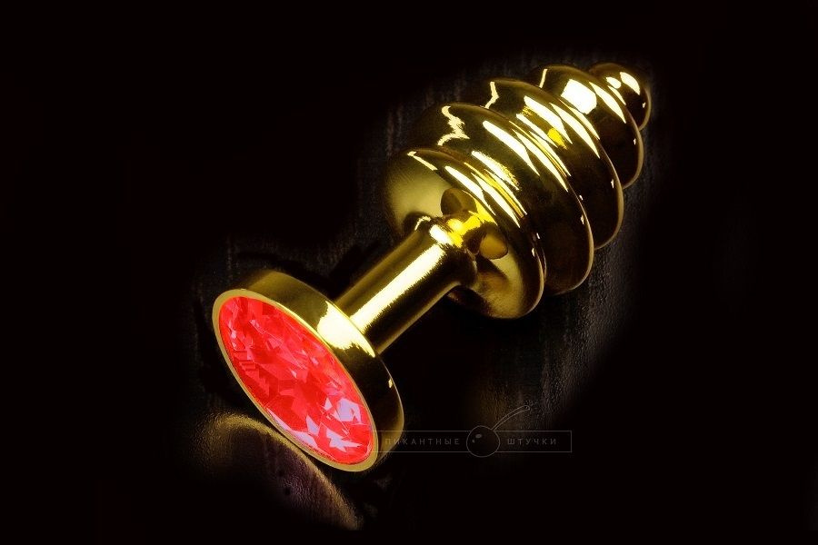 Золотистая маленькая витая пробка с красным кристаллом - 7 см. купить в секс шопе