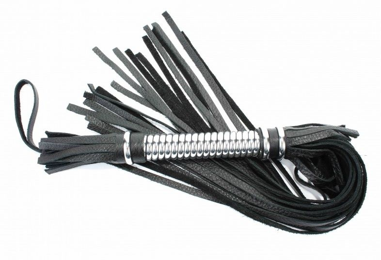 Черная длинная плеть с серебристой ручкой - 56 см. купить в секс шопе