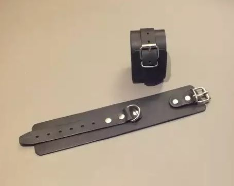 Широкие кожаные наручники универсального размера купить в секс шопе