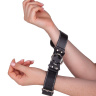 Кожаные ременные наручники купить в секс шопе