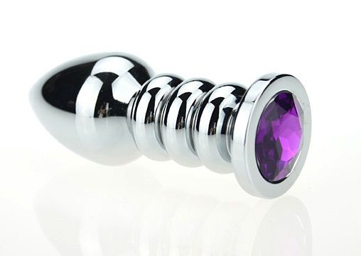 Серебристая фигурная анальная пробка с фиолетовым кристаллом - 10,3 см. купить в секс шопе