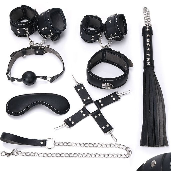 Пикантный черный набор БДСМ: маска, ошейник, кляп, фиксатор, наручники, оковы, плеть купить в секс шопе