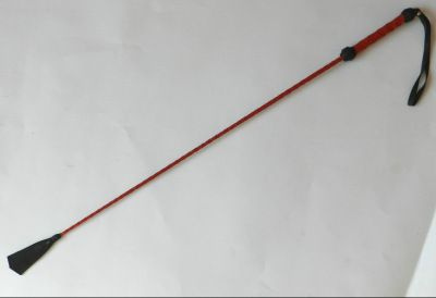 Длинный плетеный стек с красной лаковой ручкой - 85 см. купить в секс шопе