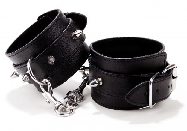 Чёрные кожаные наручники с шипами Spiked Leather Handcuffs купить в секс шопе