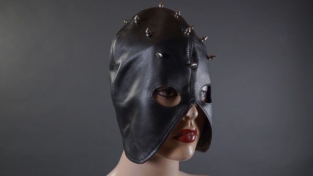 Декорированный шипами чёрный полушлем купить в секс шопе