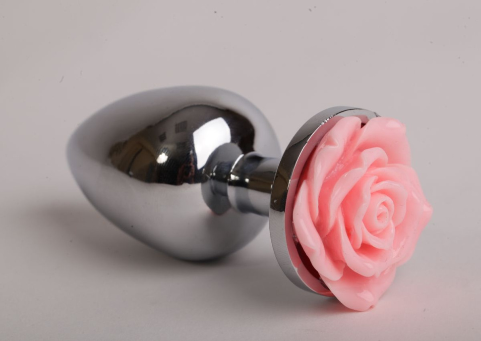 Серебристая анальная пробка со светло-розовой розочкой - 8 см. купить в секс шопе