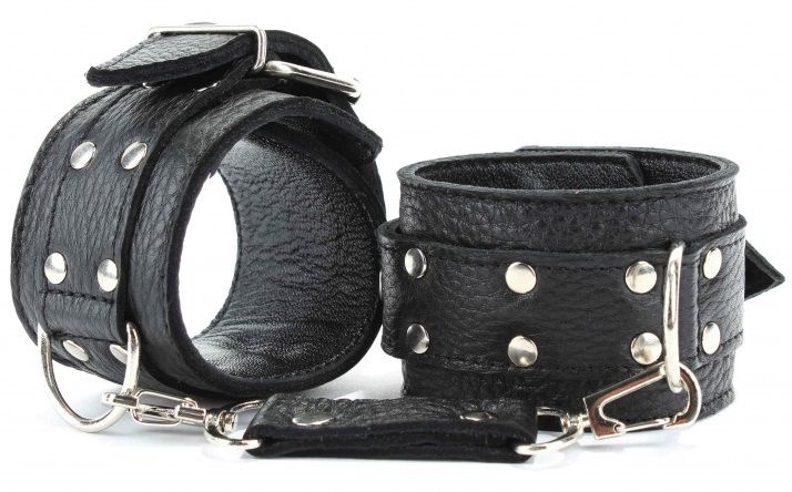 Кожаные наручники с пряжкой купить в секс шопе