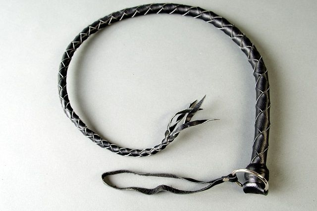 Черная кожаная однохвостая плеть - 60 см. купить в секс шопе