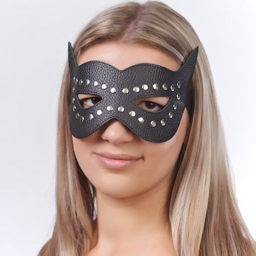Чёрная кожаная маска с клёпками и прорезями для глаз купить в секс шопе