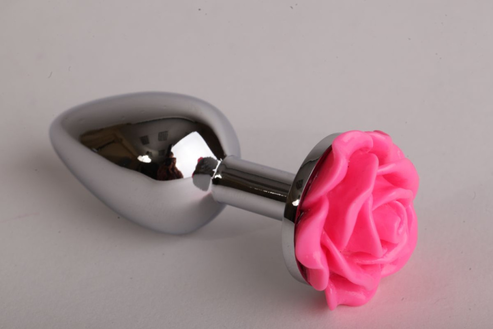 Серебристая анальная пробка с розовой розочкой - 7,6 см. купить в секс шопе