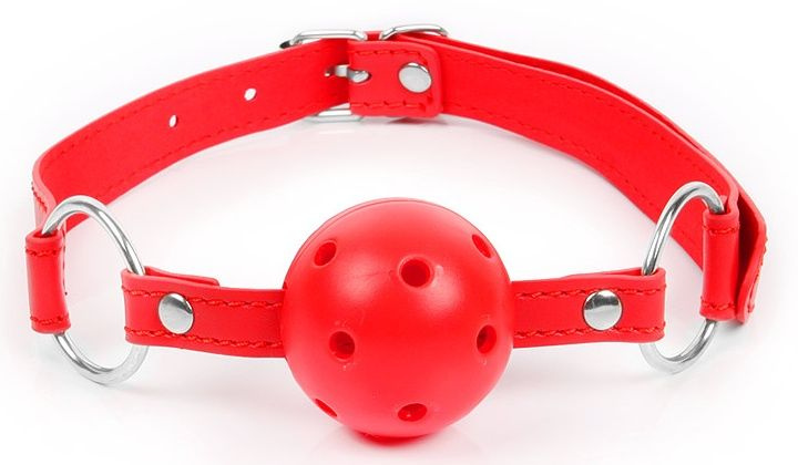 Красный кляп-шарик на регулируемом ремешке с кольцами купить в секс шопе