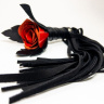 Черная замшевая плеть с красной лаковой розой в рукояти - 40 см. купить в секс шопе