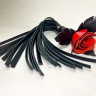 Черная кожаная плеть с красной лаковой розой в рукояти - 40 см. купить в секс шопе