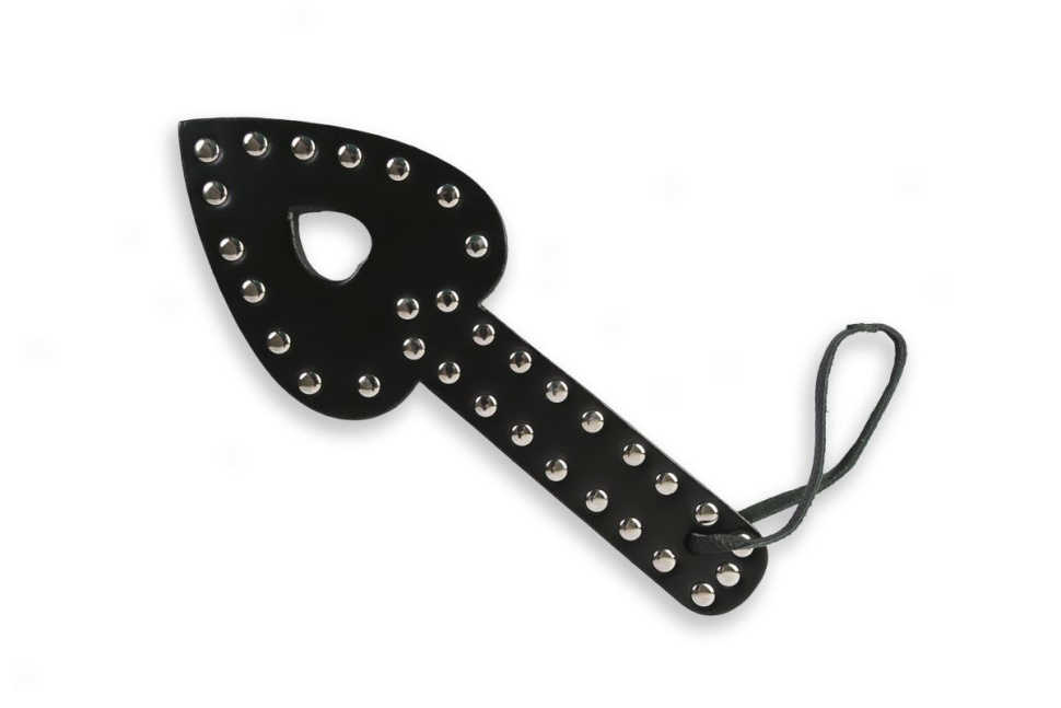 Чёрная шлёпалка-стрела с заклёпками - 28 см. купить в секс шопе