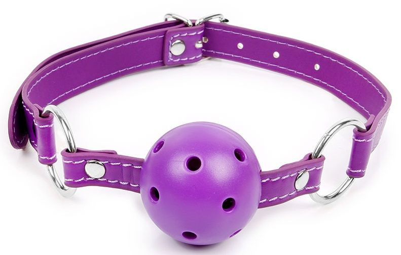 Фиолетовый кляп-шарик на регулируемом ремешке с кольцами купить в секс шопе