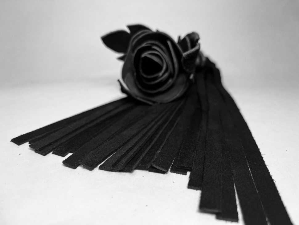 Черная замшевая плеть с лаковой розой в рукояти - 40 см. купить в секс шопе
