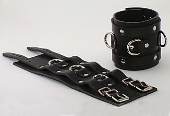 Чёрные не подшитые широкие наручник с 3 D-кольцами купить в секс шопе