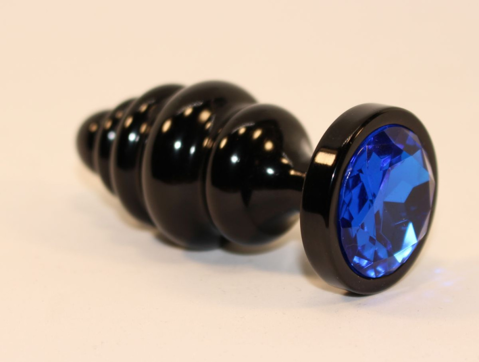 Черная фигурная анальная пробка с синим кристаллом - 8,2 см. купить в секс шопе