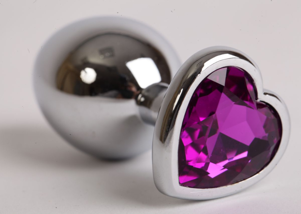 Серебристая анальная пробка с фиолетовым стразиком-сердечком - 8 см. купить в секс шопе