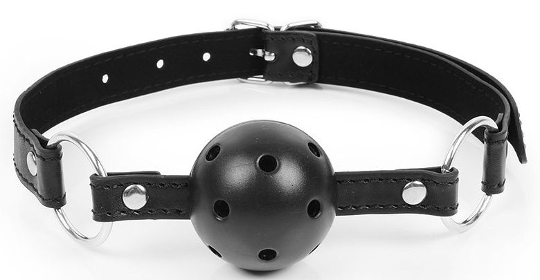 Черный кляп-шарик на регулируемом ремешке с кольцами купить в секс шопе