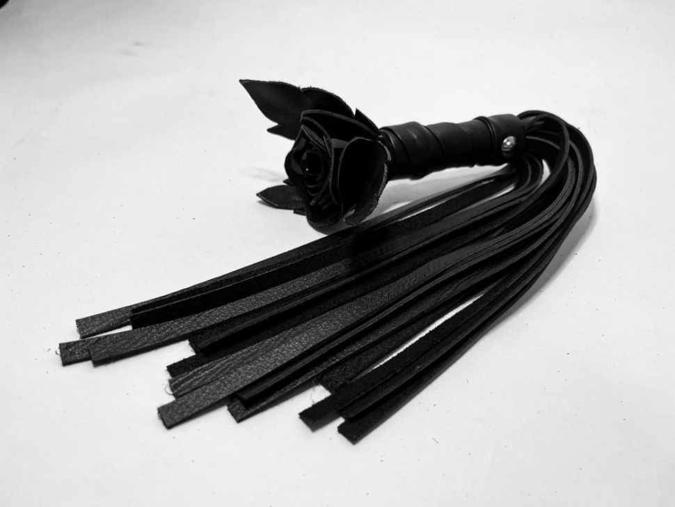 Черная кожаная плеть с лаковой розой в рукояти - 40 см. купить в секс шопе
