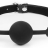 Черный кляп-шарик с регулируемым ремешком купить в секс шопе