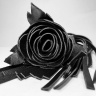 Черная кожаная плеть с розой в рукояти - 40 см. купить в секс шопе