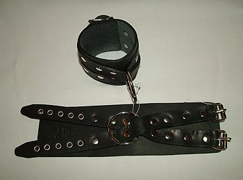 Чёрные кожаные наручники  Крест  без подкладки купить в секс шопе