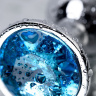 Серебристая конусовидная анальная пробка с голубым кристаллом - 7 см.  купить в секс шопе