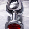 Большая серебристая анальная втулка с красным кристаллом - 8,5 см. купить в секс шопе