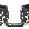 Чёрные наручники  из кожи с пряжкой  купить в секс шопе