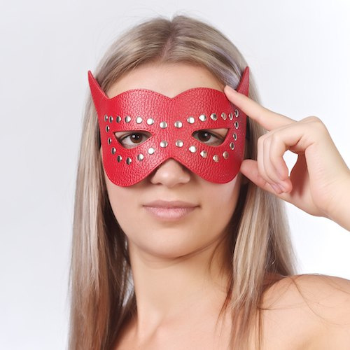 Красная маска на глаза с разрезами и заклепками купить в секс шопе