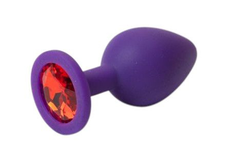 Фиолетовая силиконовая пробка с алым стразом - 8,2 см. купить в секс шопе