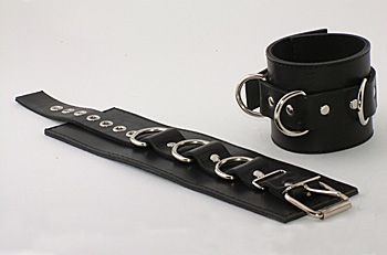 Подшитые чёрные наручники с пряжкой и 3 сварными D-кольцами купить в секс шопе